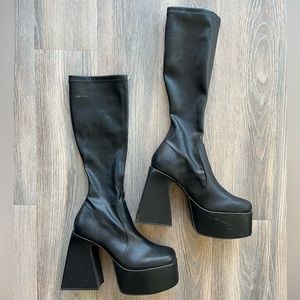 Steve Madden Platform Hartlie Boot in Black - size 10